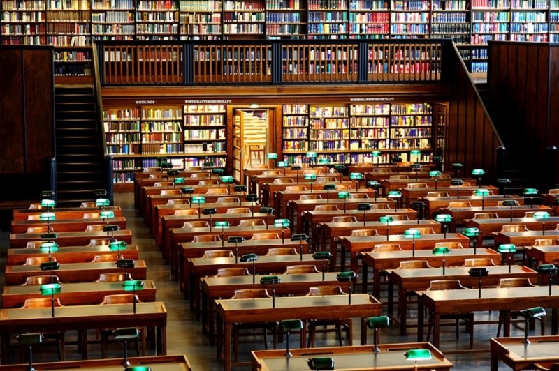 Để tạo điều kiện tối đa cho sinh viên, trường của mình có một thư viện khổng lồ cùng những đầu sách chuyên ngành có giá trị.