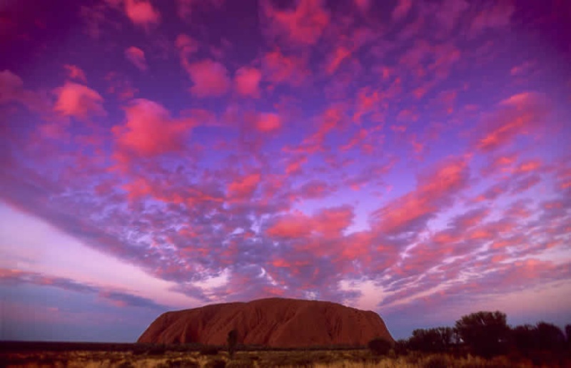 Uluru là một tảng đá hùng vĩ  được tạo hình trong khuôn viên công viên quốc gia Kata Tjutu. 